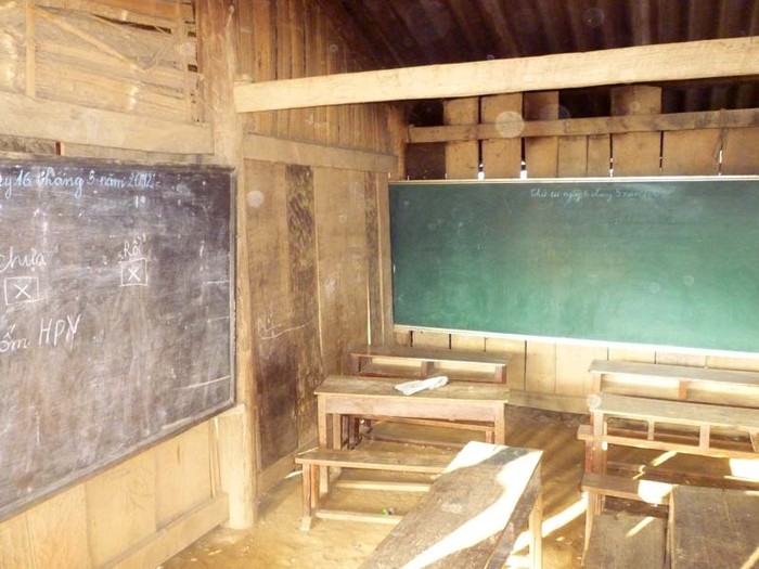 Phòng học vỏn vọn chưa đầy 3 mét vuông nhưng 2 khối lớp chen chúc nhau ngồi học